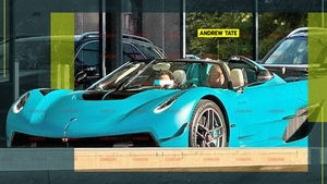 Andrew Tate și-a scos Koenigsegg-ul de 4 milioane de euro la asfalt. Milionarul a întors toate privirile, dar a avut ochi doar pentru șatena din dreapta