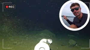 Acest vlogger a aruncat o cameră GoPro în mare și a filmat ceva UNIC în istoria omenirii. Acestea sunt imaginile