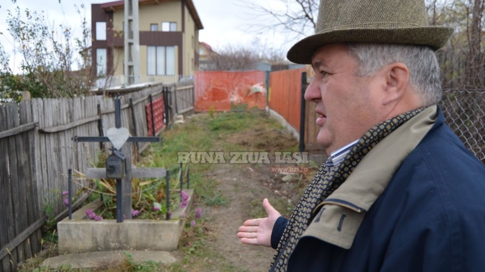 O razbunare made in Romania! Un preot a ingropat o sinucigasa in curtea unui barbat despre care spune ca i-a furat pamantul!