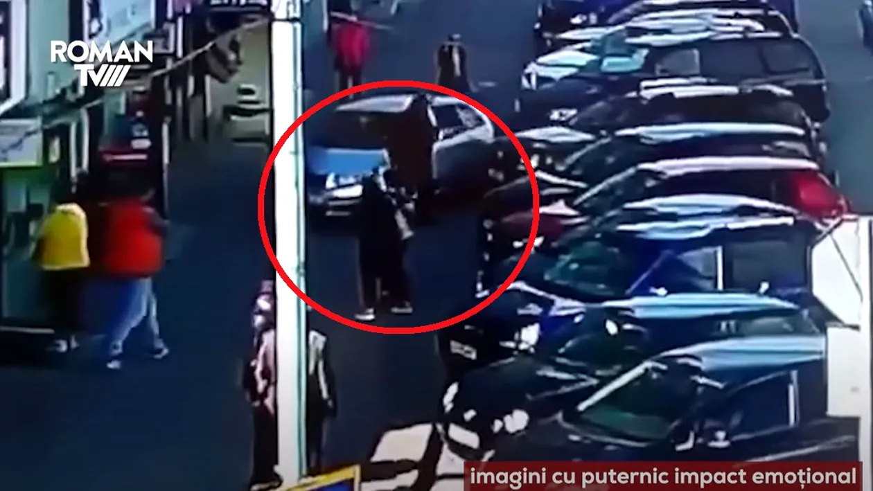 Scenele șocante în care o șoferiță din Roman a spulberat 3 pietoni pe trotuar au fost filmate. Femeia a încercat să iasă din parcare | VIDEO