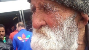 Moş Pătru din Vâlcea a fost dus la cerşit în Londra! Cum arată bătrânul după ce mai mulţi tineri l-au ajutat