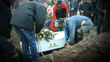 A inviat cand era inmormantata! Povestea tragica a unei tinere din Neamt, care l-a cutremurat pana si pe preot! Ce i-a zis acestuia