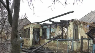 O gospodarie a luat foc dupa ce a fost lovita de un trasnet