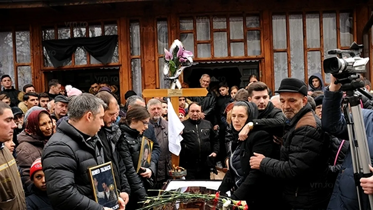 FOTO. Lacrimi și durere. Romeo Tâlmaciu a fost înmormântat. Soția regretatului profesor a leșinat!