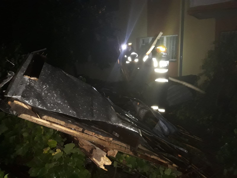 Acoperiș luat de vânt, în urma furtunii