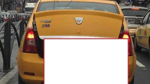 Imaginea zilei! Cum şi-a transportat un taximetrist porcul de Crăciun prin Bucureşti: "E normal să umbli aşa cu porcul prin oraş?"