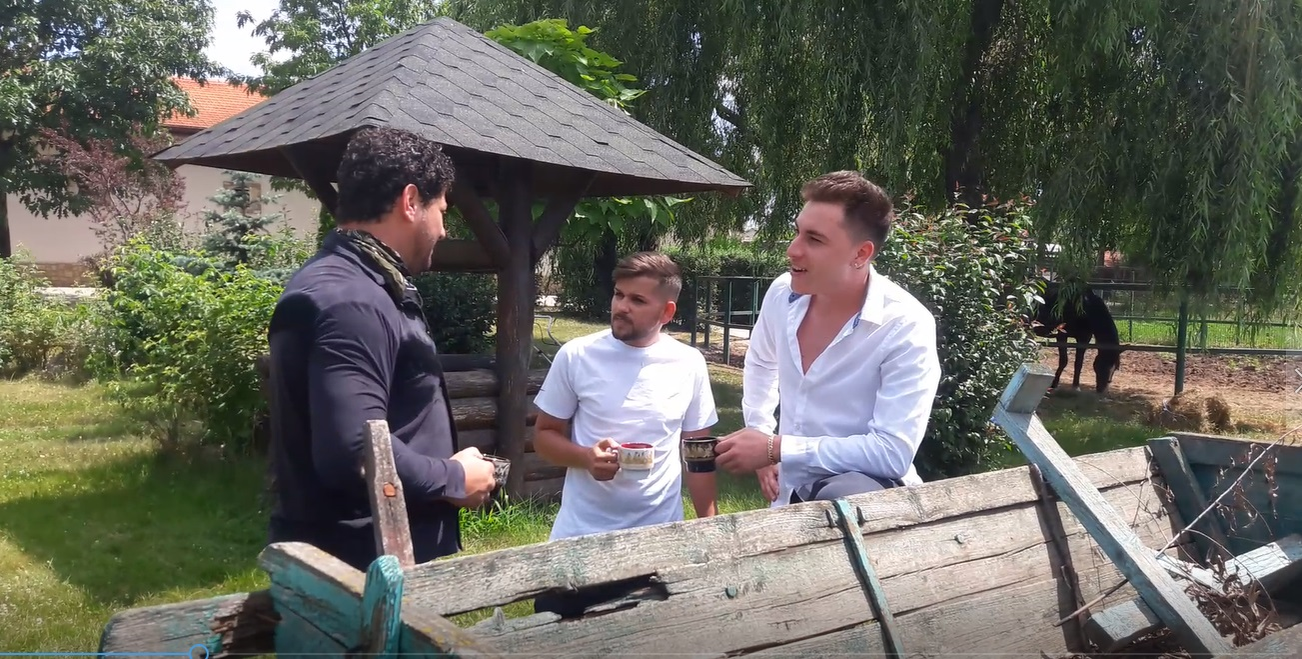 Fiul lui Nuţu Cămătaru (dreapta) joacă rol de haiduc