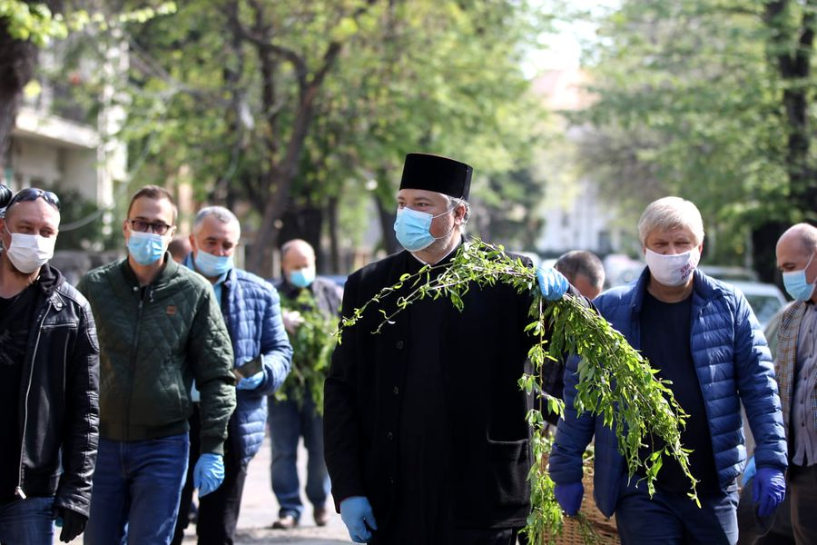 Daniel Tudorache, primarul Sectorului 1, și un preot al Bisericii Cașin împart ramuri de salcie bucureștenilor: ”Căminul fiecărui creștin va fi propria bazilică” | FOTO