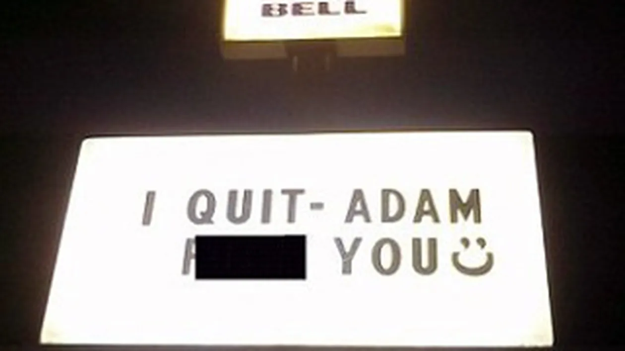 Cea mai ingenioasa scrisoare de demisie! Le-a scris sefilor f..k you pe un panou publicitar