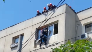 VIDEO. O femeie care amenința să se arunce de la etajul 4 al unui bloc din Capitală a fost salvată în ultima clipă de pompieri