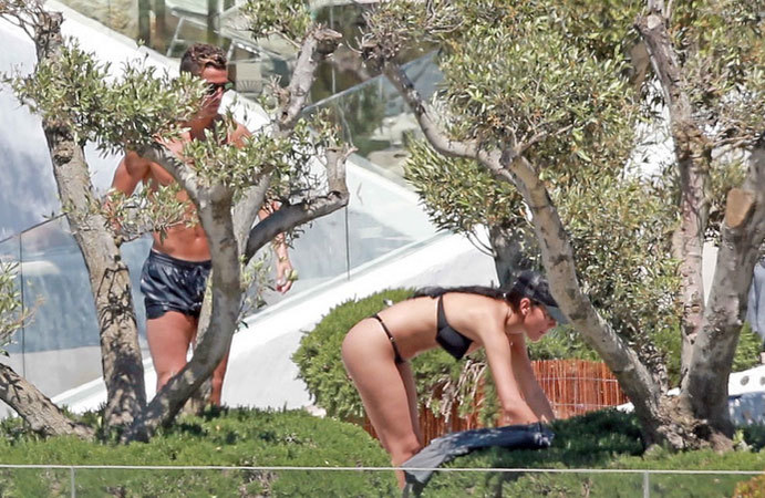 Imagini incendiare cu Cristiano Ronaldo şi prietena lui, modelul Georgina Rodriguez, la plajă