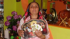 Mascații au intrat peste cea mai slabă ghicitoare din România! Nici cărțile de tarot nu a știut să le citească bine