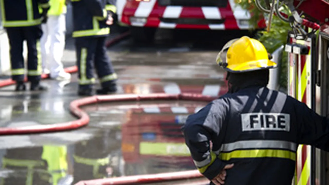 Doua tiruri au luat foc! Pericol ca flacarile sa se extinda!