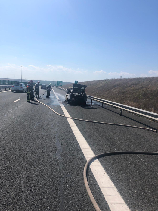 O mașină a luat foc pe Autostrada Soarelui. Pompierii au intervenit de urgență