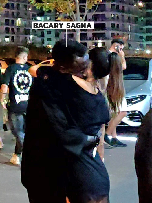 Bacary Sagna a strâns-o la piept pe brunetă (Foto: CANCAN.RO)