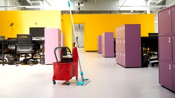 Ce salariu are o femeie de serviciu la școală, în 2026. Cât primește lunar