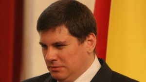 Ultima oră! Fostul şef al Anticorupţiei a pus ”portăreii” pe ministrul lui Carmen Dan!