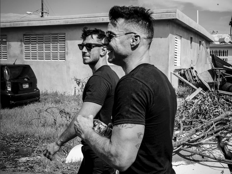 Imagini emoţionante cu RICKY MARTIN şi logodnicul său. Au mers să îi ajute pe sinistraţii din Puerto Rico