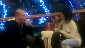 Graviduta Giulia, sexy si cand mananca! Si-a facut pofta cu o cutie de inghetata chiar sub ochii sotului, la mall