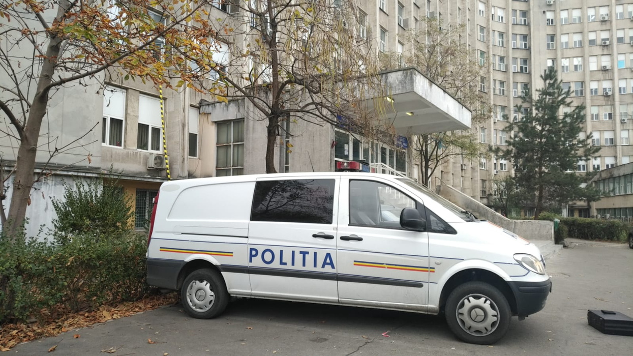Un bărbat de 50 de ani s-a aruncat pe geam de la etajul doi al Spitalului Județean Craiova