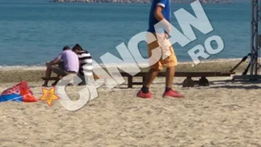 VIDEO Dementul litoralului 2012! El este omul cu care toti si-ar fi facut poze pentru Facebook la mare - Un nebun cu acte danseaza Lambada singur pe plaja