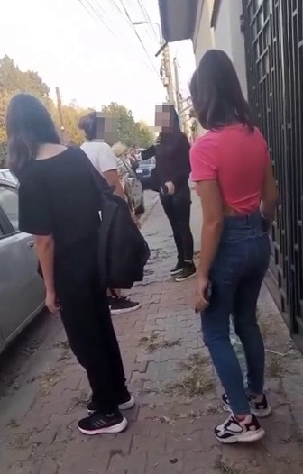 O fată de 15 ani a fost agresată chiar în fața liceului unde învață, în Giurgiu