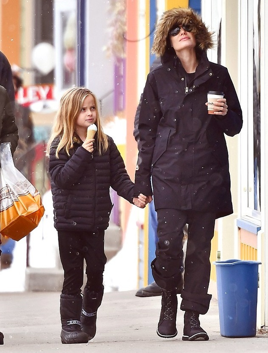 ANGELINA JOLIE a şi uitat de BRAD PITT! În plin divorţ de actor s-a distrat pe cinste alături de…
