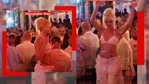 Alexandra Stan a făcut mega-show în Loft Mamaia! A urcat pe scaune, a cântat și i-a uluit pe toți cu ținuta sexy