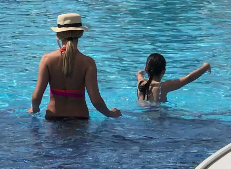 Pentru a se obişnui cu apa, Denisa şi Rania au dat mai multe ture în piscină