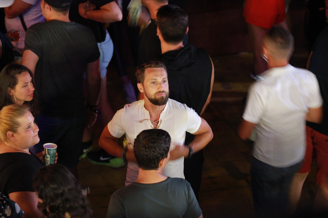 Singur și disponibil la UNTOLD, Dani Oțil a flirtat cu o brunetă!