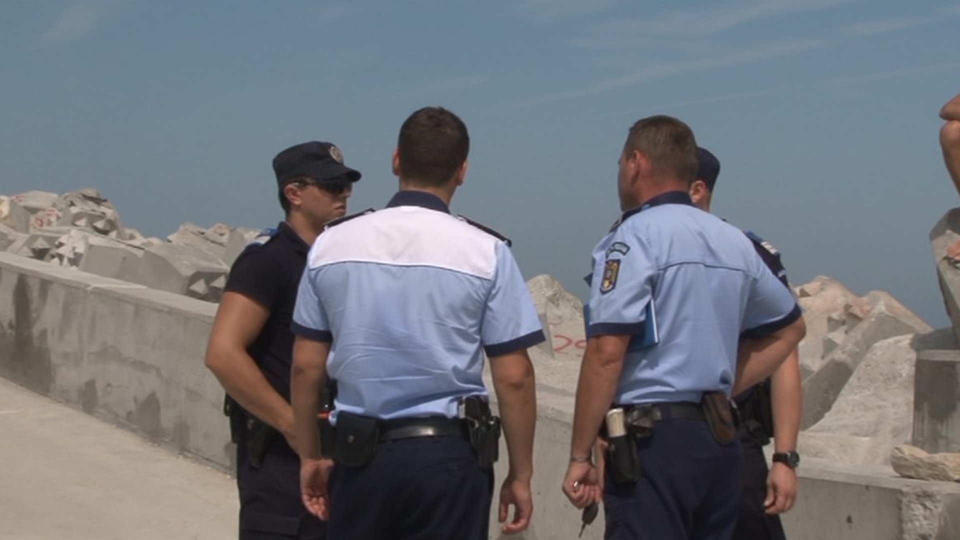 Pericol în Vama Veche! Un turist a a amenințat clienții unui local cu un box metalic și o substanță vegetală