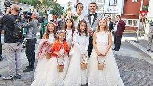 Primele imagini cu Roxana Ciuhulescu în rochie de mireasă! Cum a venit îmbrăcată Oana Roman la nunta vedetei TV