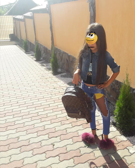 Cum și-a îmbrăcat o mamă din Sibiu fetița în clasa I! Toți au criticat-o: ”Prea mult pentru un copil de vârsta ei!”