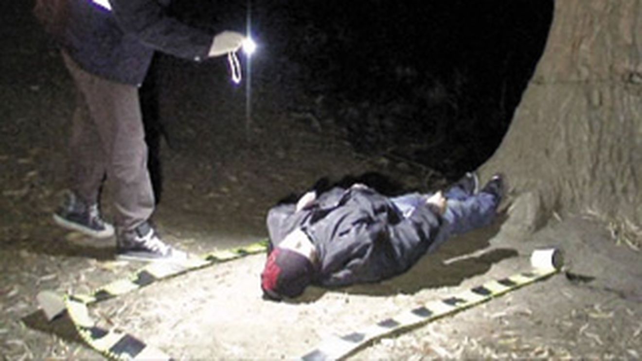 Terifiant! A stat mort in streang o zi intreaga, dar n-a fost observat pana nu i-a sunat mobilul din buzunar! (Atentie, imagini socante!)