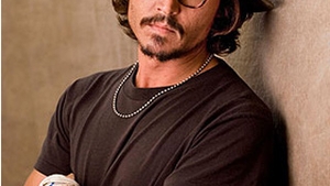 Nu o sa iti vina sa crezi cu cine s-a cuplat Johnny Depp! Una din gemenele Olsen este iubita lui?!