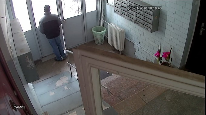 Imagini noi cu pedofilul din Drumul Taberei. Poliţiştii cred că acţionează în tot Bucureştiul!