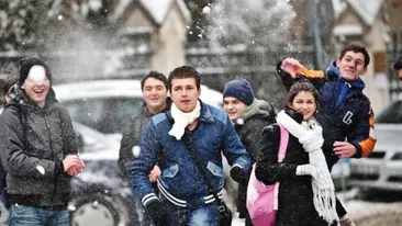 Elevii, singurii care se bucura de zapada si ger! Cursurile, SUSPENDATE si vineri! De luni se intra in VACANTA intersemestriala!