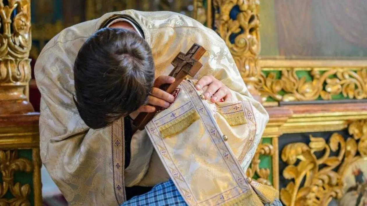 O femeie de 87 de ani, în cârje, a fost gonită de preotul la care s-a dus să se spovedească. Motivul invocat de cleric a stârnit furia Arhiepiscopiei Tomisului