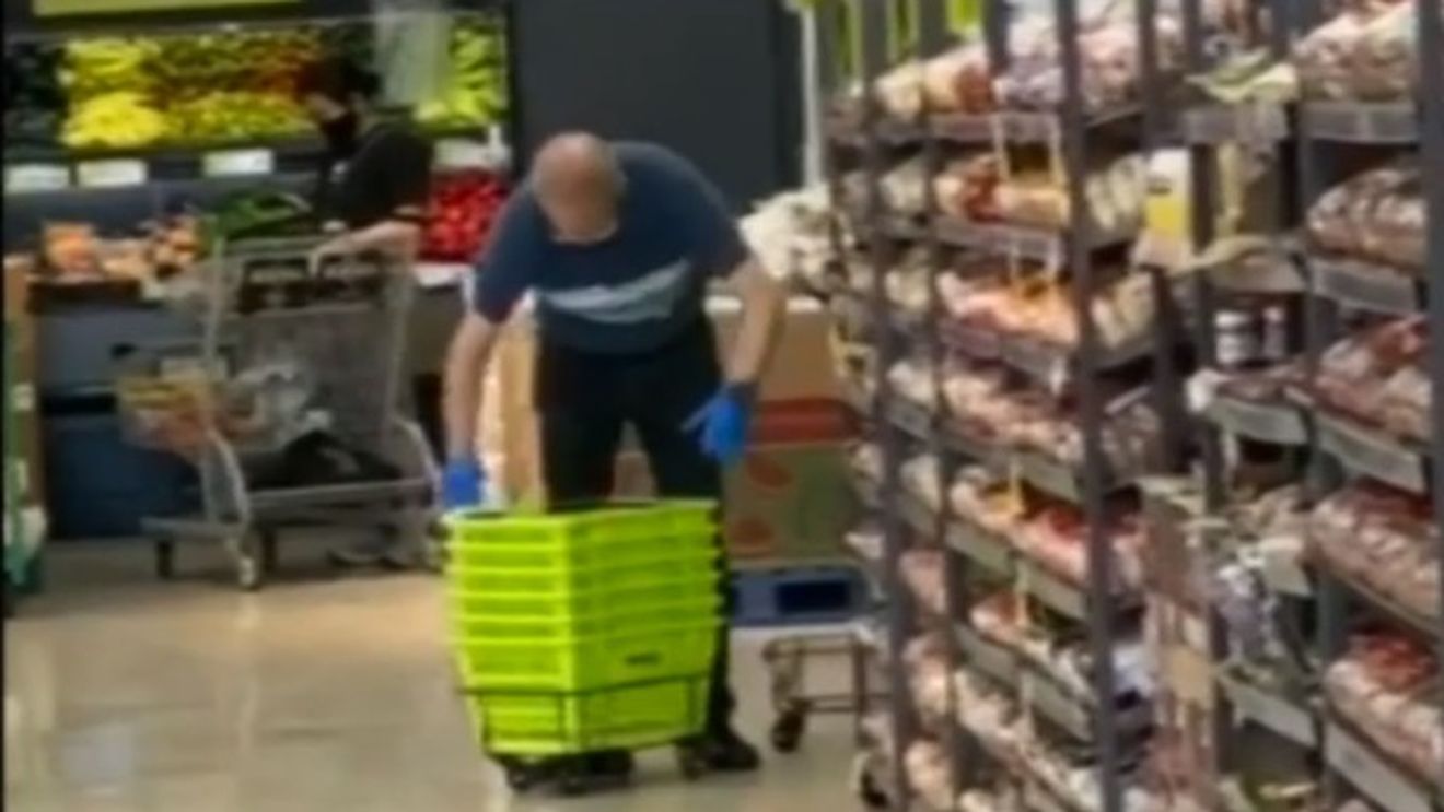 Caz revoltător! Angajatul unui supermarket a fost filmat când ștergea coșurile cu propria salivă
