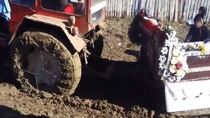 Tragi-comedie la Vaslui! Au dus mortul la groapă cu tractorul! Utilajul s-a împotmolit
