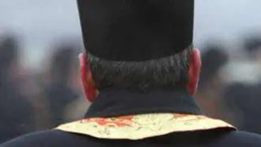 VIDEO Un preot din Tecuci este acuzat că şi-a bătut enoriaşii cu parul: El m-a lovit, mi-a dat la ochi