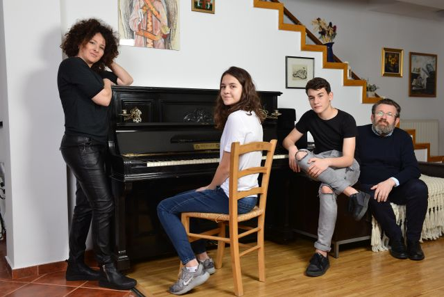 Adriana și Adrian Titieni au divorțat!?! Semnele care arată că cei doi s-au separat înainte ca actrița să fie pozată sărutându-se cu Alexandru Papadopol
