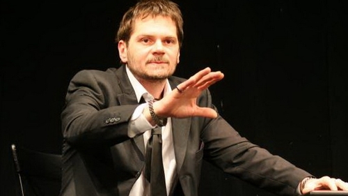 Florin Piersic Jr. are probleme cu vederea si si-a comandat PRIMA pereche de ochelari! Vezi cum l-au filmat paparazzii CANCAN.RO