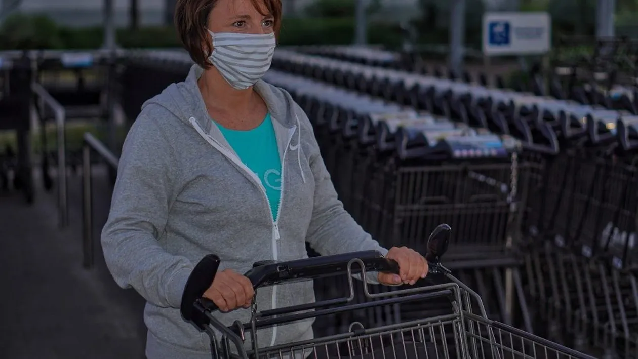 Atenție mare la purtarea măștii de protecție! Virusul nu se transmite „pe gură”. Descoperirea specialiștilor