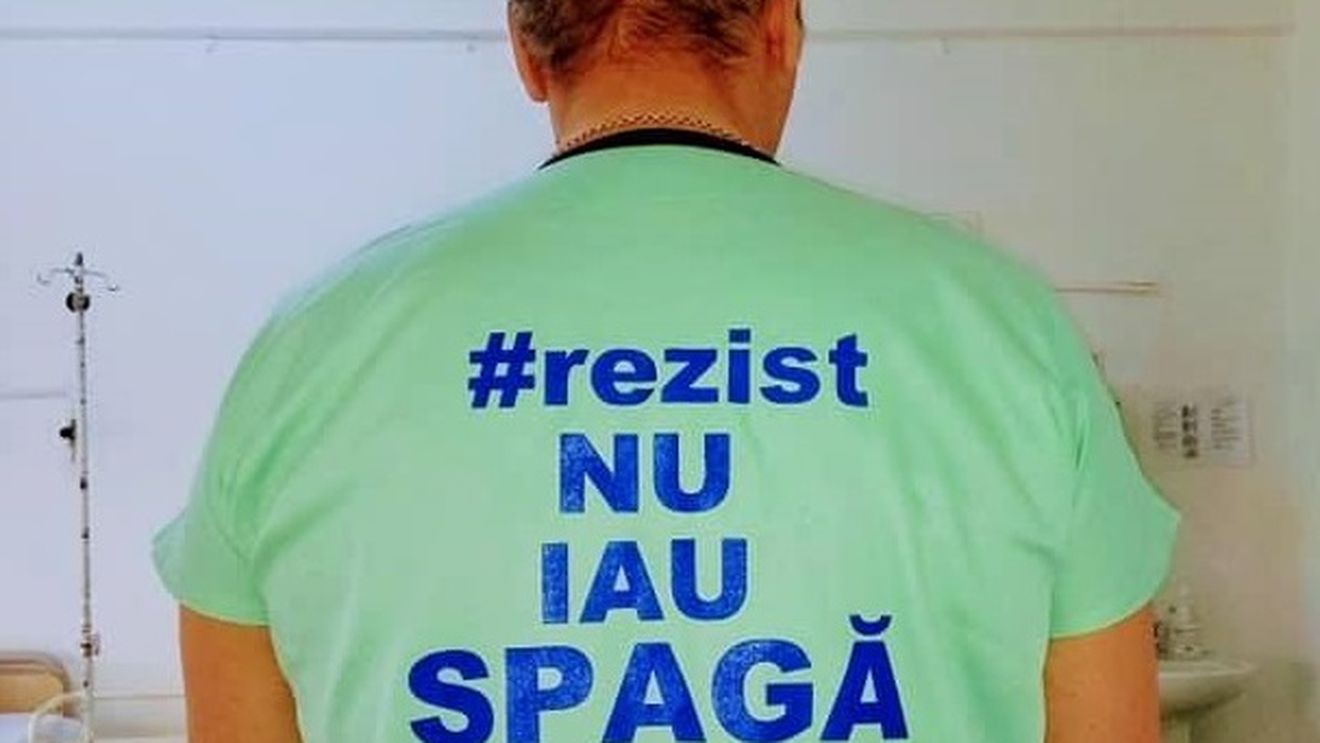 Un medic din Craiova şi-a scris pe uniforma din sala de operaţie că nu ia şpagă