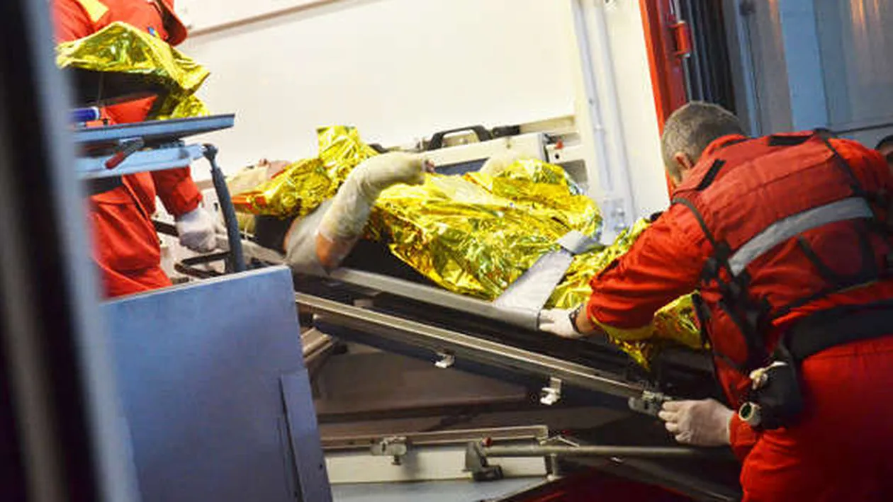 Caz revoltător la Ploiești! Un bărbat a murit la spital, după ce a fost scăpat în cap de pe targă