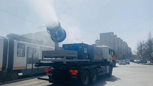 Ultima oră. În Sectorul 3 al Capitalei a început dezinfecția comunitară împotriva coronavirusului | GALERIE FOTO