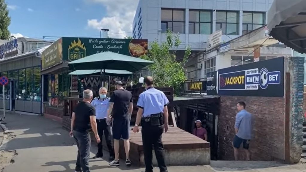 Imagini de cascadorii râsului. Un gălățean ia la mișto doi polițiști în plină stradă: „Și dacă fug, acuma ce faci? Ce faci?”. VIDEO