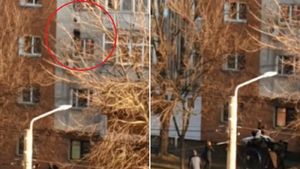 VIDEO! Momentul în care tânăra din Craiova se aruncă de la etaj și este salvată cu cearșaful de vecini