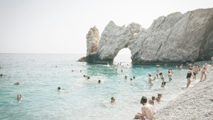 Plaja din Grecia unde turiștii riscă o amendă de 1000 de euro dacă pleacă acasă cu o piatră